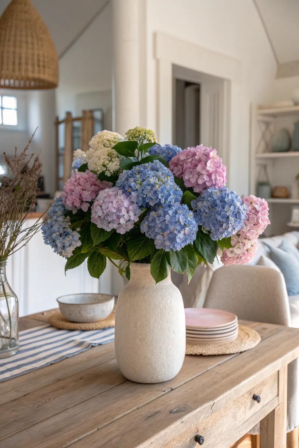 Brighten your home with hydrangea blooms that add elegance and vibrant color to your decor. 🌸 #HydrangeaDecor #FloralInspiration #SummerFlowers