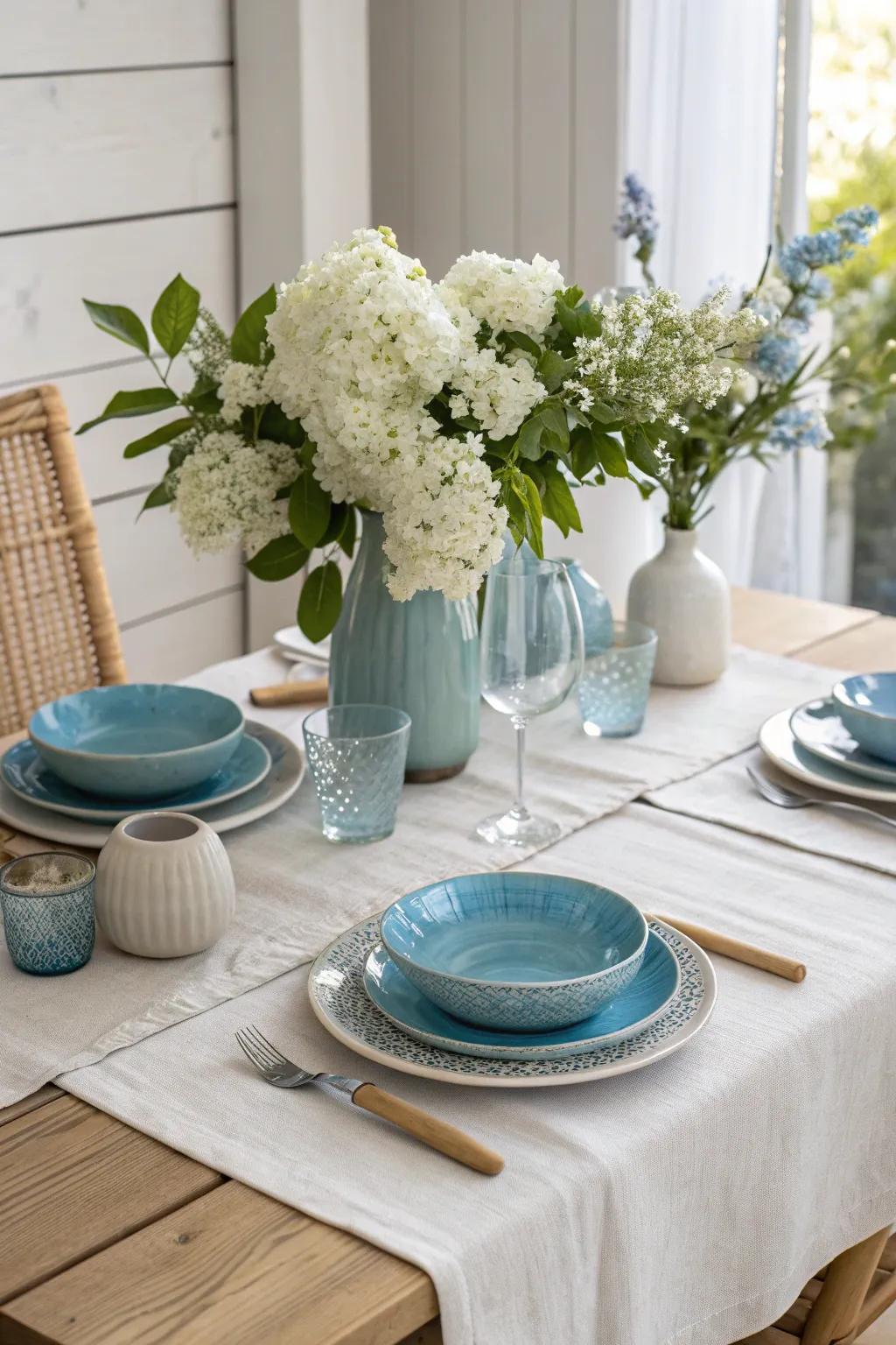 Create a beautiful summer table with light fabrics and natural textures for a fresh dining experience.