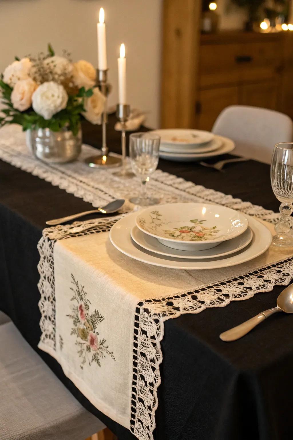🌿 Add a touch of nostalgia with vintage elegance on a black tablecloth. #VintageStyle #TimelessElegance