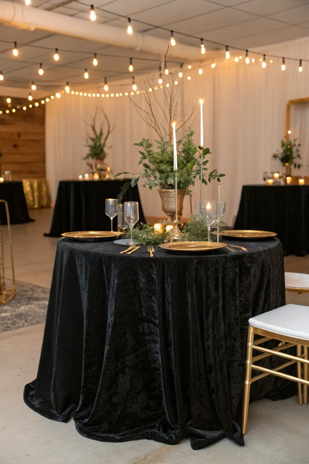 20+ Elegant Black & Gold Party Decor Ideas
