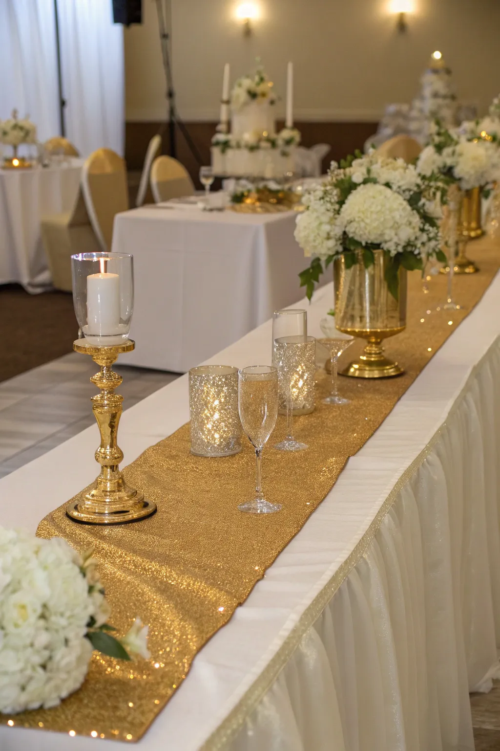 15+ Elegant White & Gold Party Decoration Ideas